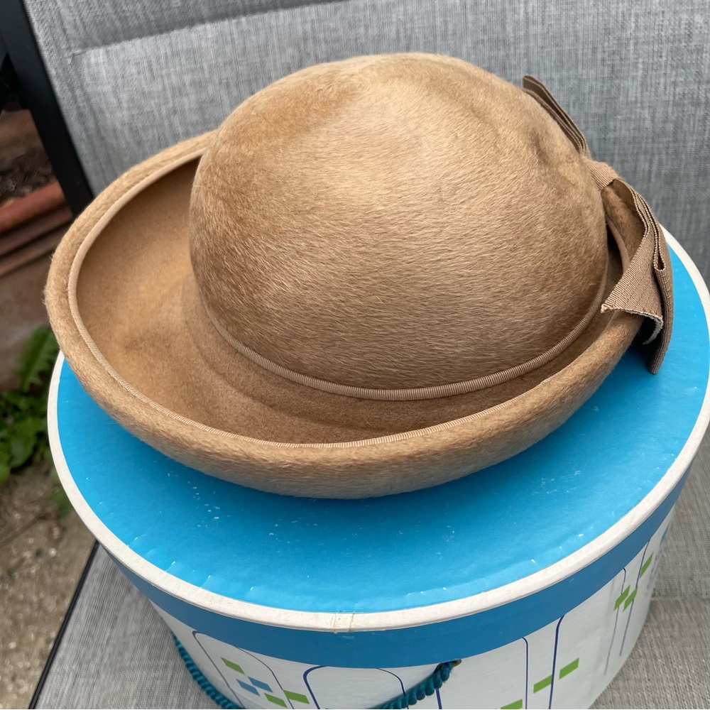 Vintage 1960s Ladies Tan Fur Felt Hat with Back Bow